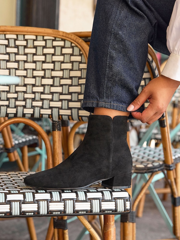 Noir - Linzi Tailored Wide Fit Block Heeled Ankle Boots - Image 1 de 5 Noir - Linzi Tailored Wide Fit Block Heeled Ankle Boots - Image 1 de 5