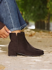 Brun - Linzi Tailored Wide Fit Block Heeled Ankle Boots - Image 1 de 4