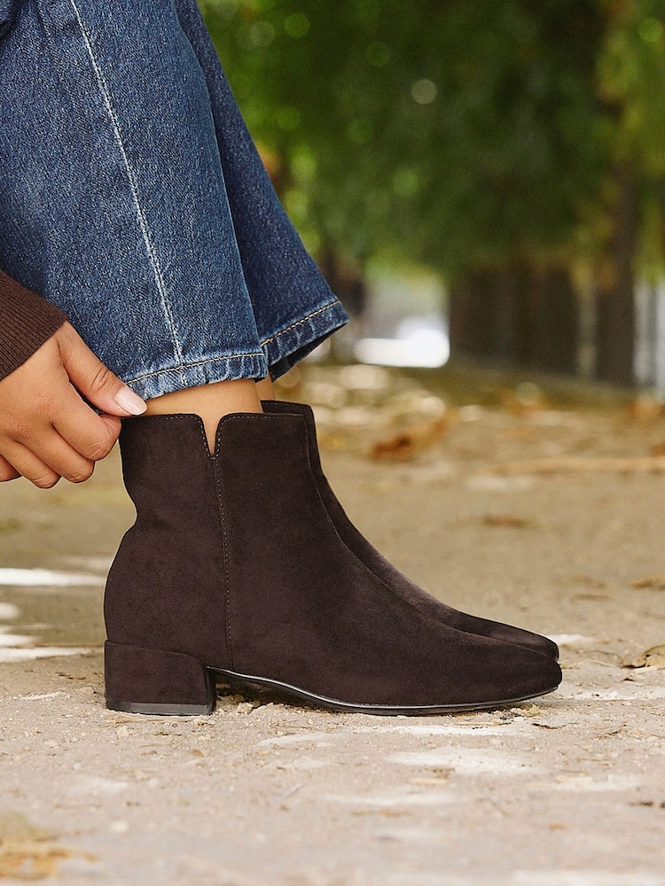 Brun - Linzi Tailored Wide Fit Block Heeled Ankle Boots - Image 1 de 4 Brun - Linzi Tailored Wide Fit Block Heeled Ankle Boots - Image 1 de 4