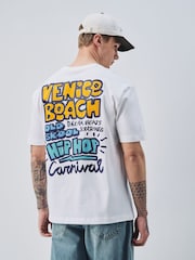 צבע לבן בעיטור של Venice Beach - גזרה רפויה - חולצת טי עבה עם הדפס גרפי - תמונה 1 מתוך 8
