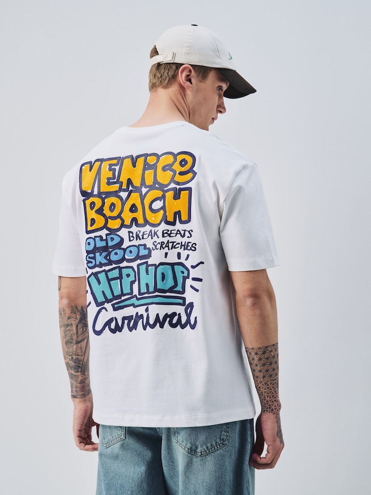צבע לבן בעיטור של Venice Beach - גזרה רפויה - חולצת טי עבה עם הדפס גרפי - תמונה 1 מתוך 8