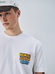 צבע לבן בעיטור של Venice Beach - גזרה רפויה - חולצת טי עבה עם הדפס גרפי - תמונה 4 מתוך 8