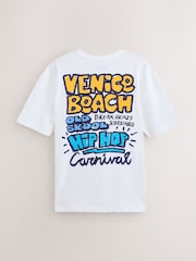 צבע לבן בעיטור של Venice Beach - גזרה רפויה - חולצת טי עבה עם הדפס גרפי - תמונה 6 מתוך 8