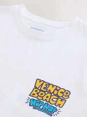 צבע לבן בעיטור של Venice Beach - גזרה רפויה - חולצת טי עבה עם הדפס גרפי - תמונה 8 מתוך 8