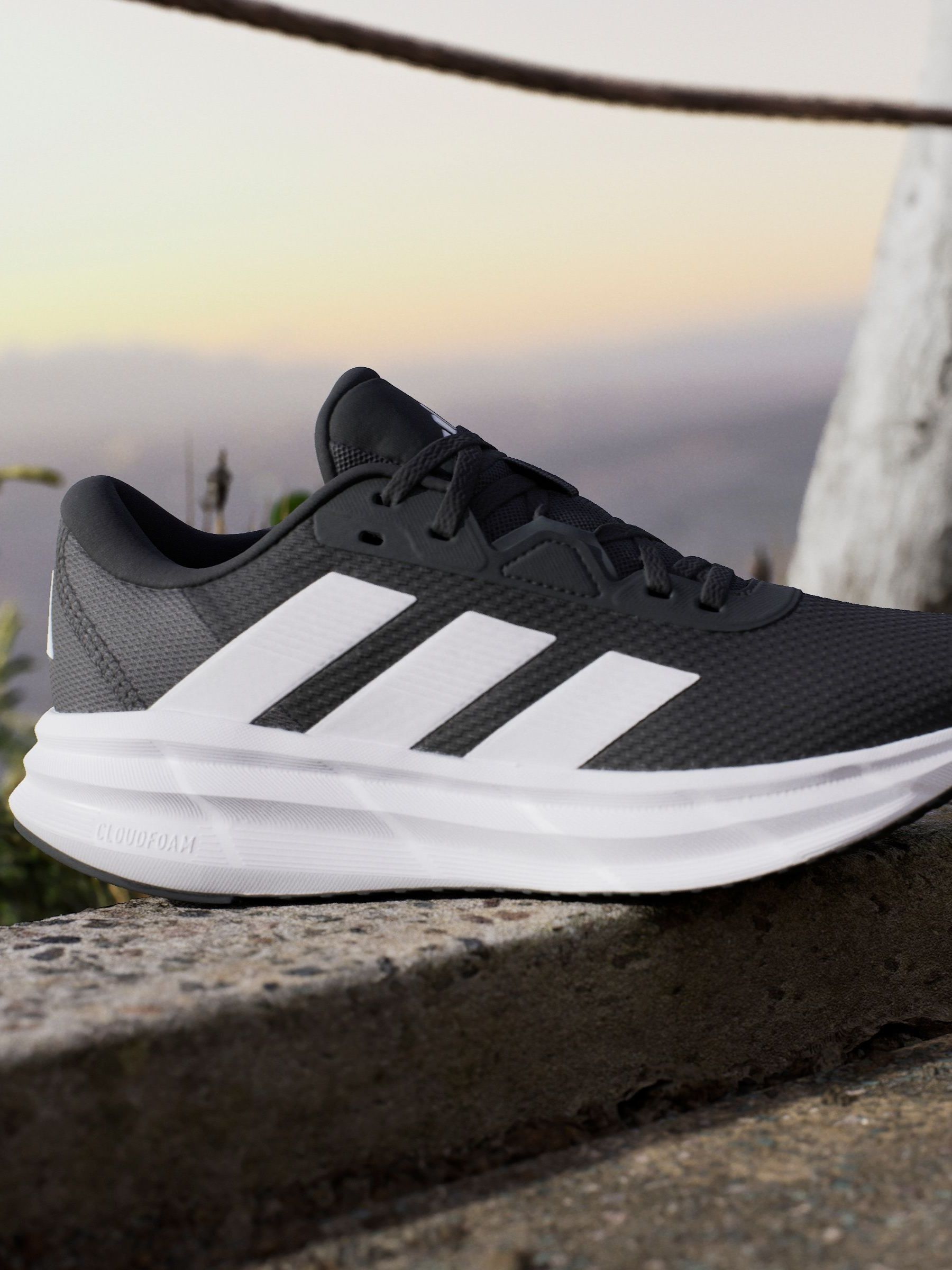 Next：日本 ブラック / ホワイト - adidas Galaxy 7 スニーカー from