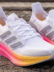 adidas White Ultraboost 5 Trainers - Image 7 of 18