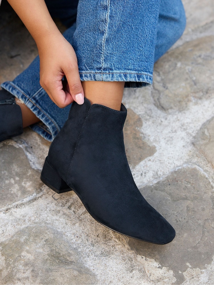 Bleu - Linzi Tailored Wide Fit Block Heeled Ankle Boots - Image 1 de 5 Bleu - Linzi Tailored Wide Fit Block Heeled Ankle Boots - Image 1 de 5
