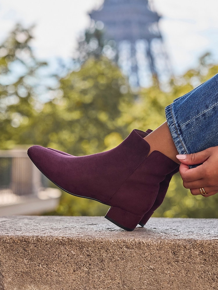 Rouge - Linzi Tailored Wide Fit Block Heeled Ankle Boots - Image 1 de 5 Rouge - Linzi Tailored Wide Fit Block Heeled Ankle Boots - Image 1 de 5