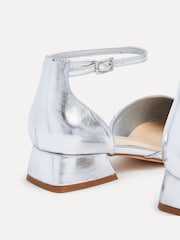 Prata - Linzi Wide Fit Dolly Low Block Court Heels - Imagem 4 de 5