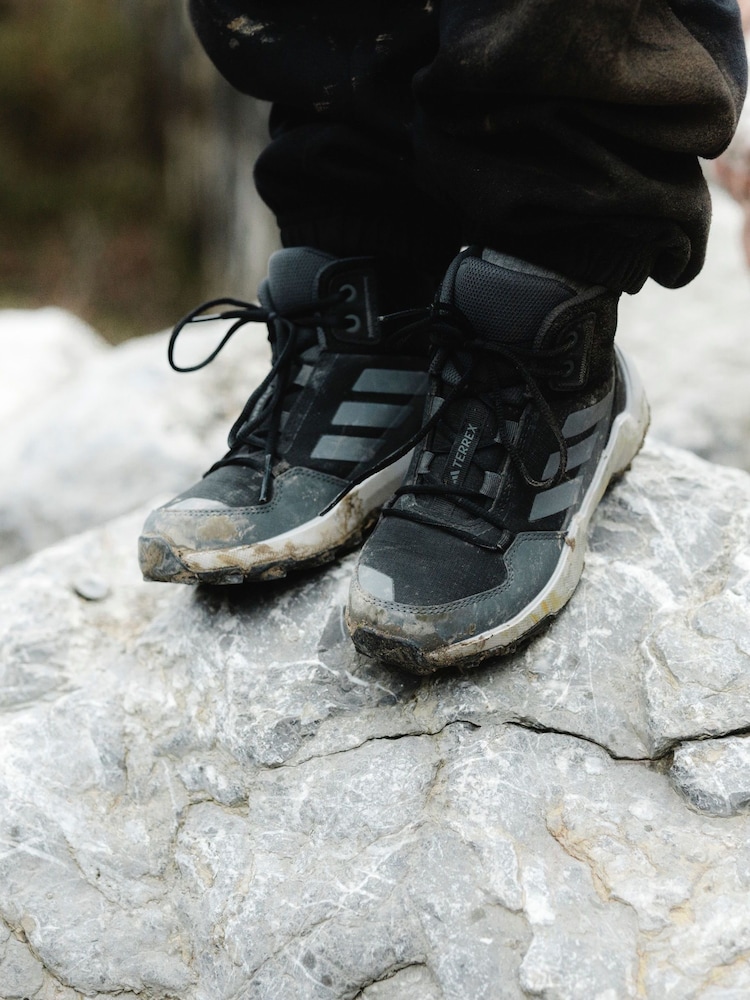 أسود - حذاء رياضي للمشي متوسط الطول للأطفال Terrex Ax4r Mid من adidas - صورة 2 من 11 أسود - حذاء رياضي للمشي متوسط الطول للأطفال Terrex Ax4r Mid من adidas - صورة 2 من 11