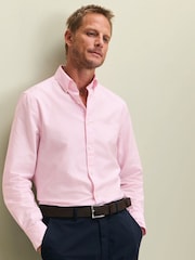 Rosa - Ajuste fino - Camisa Oxford lisa com botões e tecido stretch lavado Charles Tyrwhitt - Imagem 1 de 6