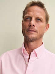 Rosa - Ajuste fino - Camisa Oxford lisa com botões e tecido stretch lavado Charles Tyrwhitt - Imagem 3 de 6