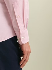 Rosa - Ajuste fino - Camisa Oxford lisa com botões e tecido stretch lavado Charles Tyrwhitt - Imagem 4 de 6