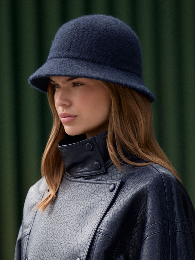 Azul marino - Friends Like These Fuzzy Bucket Hat - Imagen 2 de 6 Azul marino - Friends Like These Fuzzy Bucket Hat - Imagen 2 de 6