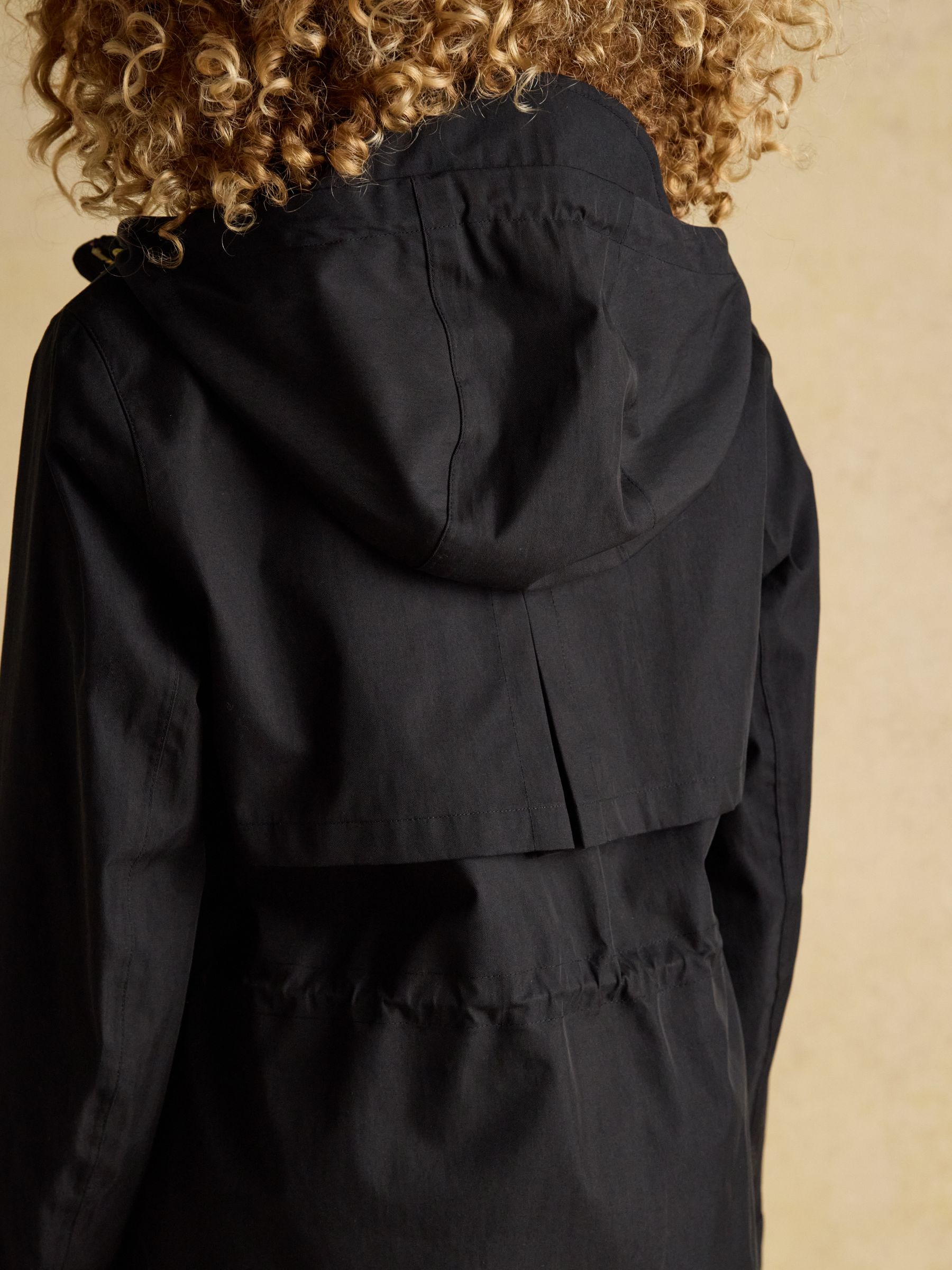 Next：日本 ブラック - Joules Portwell フード付き ウエスト調節可能