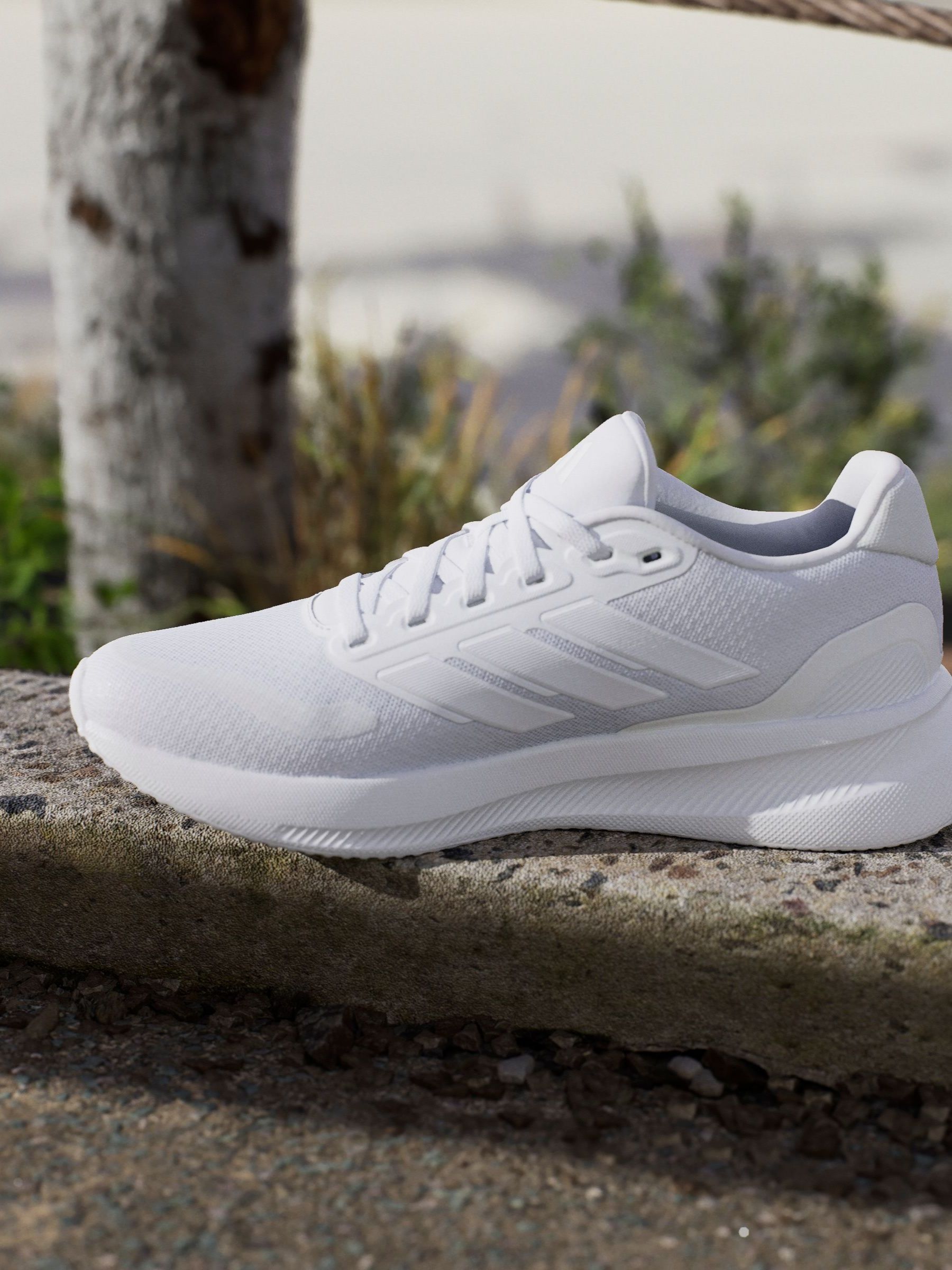 Runfalcon white size 7 top