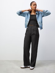 Schwarz - Figurbetonte Straight-Leg-Hose mit Bundfalte - Bild 1 von 7