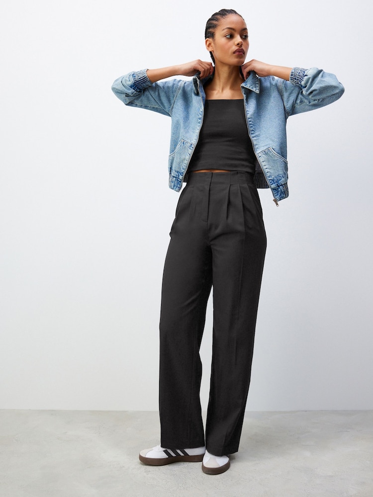 Schwarz - Figurbetonte Straight-Leg-Hose mit Bundfalte - Bild 1 von 7