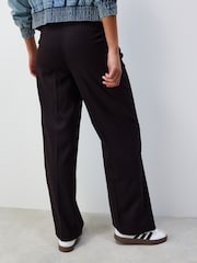 Schwarz - Figurbetonte Straight-Leg-Hose mit Bundfalte - Bild 3 von 7