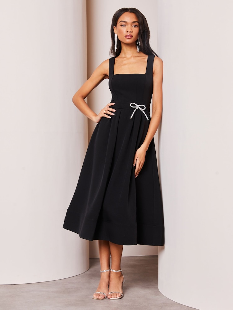 Schwarz - Lipsy Premium-Midikleid mit schmucksteinbesetzter Schleifenschnürung - Bild 1 von 4 Schwarz - Lipsy Premium-Midikleid mit schmucksteinbesetzter Schleifenschnürung - Bild 1 von 4