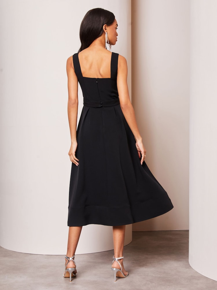Schwarz - Lipsy Premium-Midikleid mit schmucksteinbesetzter Schleifenschnürung - Bild 2 von 4 Schwarz - Lipsy Premium-Midikleid mit schmucksteinbesetzter Schleifenschnürung - Bild 2 von 4