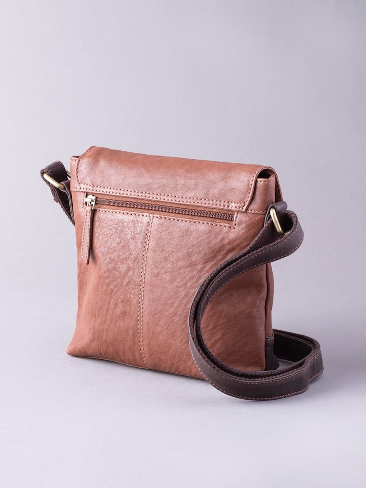 Castanho - Bolsa transversal Hartsop Lakeland Leather com aba - Imagem 2 de 7