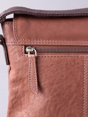 Castanho - Bolsa transversal Hartsop Lakeland Leather com aba - Imagem 3 de 7