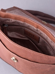 Castanho - Bolsa transversal Hartsop Lakeland Leather com aba - Imagem 4 de 7
