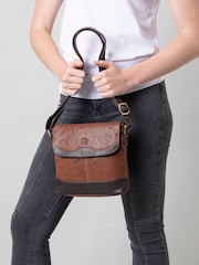Castanho - Bolsa transversal Hartsop Lakeland Leather com aba - Imagem 6 de 7