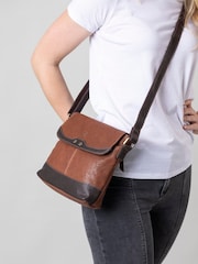 Castanho - Bolsa transversal Hartsop Lakeland Leather com aba - Imagem 7 de 7
