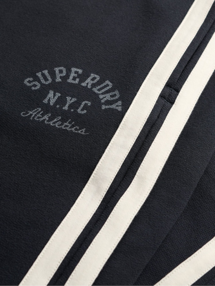 أزرق - بنطلون رياضي انسيابي بخصر منخفض Athletic Essentials من Superdry - Image 7 of 7 أزرق - بنطلون رياضي انسيابي بخصر منخفض Athletic Essentials من Superdry - Image 7 of 7