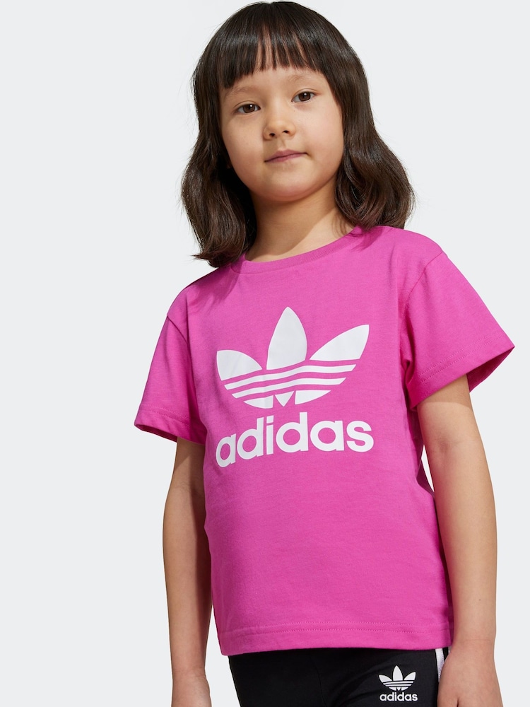 وردي - تيشرت للأطفال موديل Adicolor Trefoil قطن 100% من adidas Originals - صورة 1 من 4