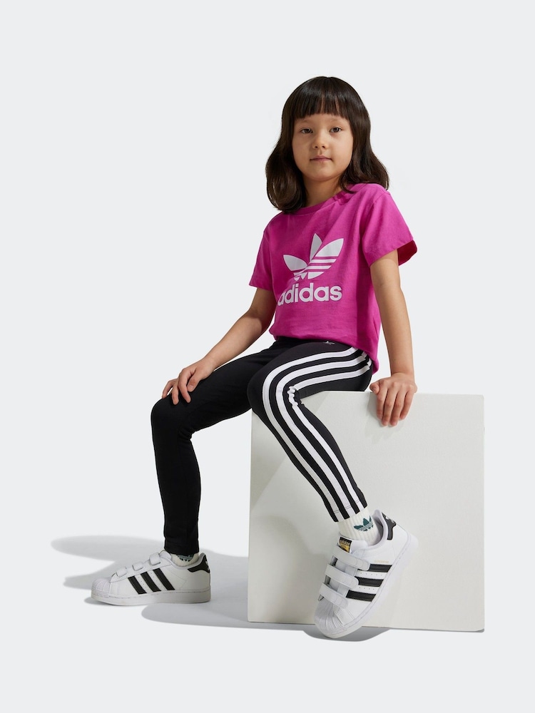 وردي - تيشرت للأطفال موديل Adicolor Trefoil قطن 100% من adidas Originals - صورة 2 من 4