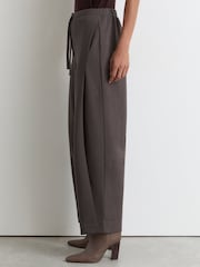 Reiss Grape Burgundy Leoni Cotton-Blend Barrel-Leg Drawstring Trousers - Image 3 of 7