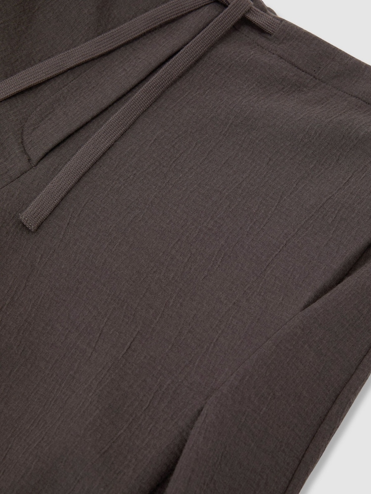 Reiss Grape Burgundy Leoni Cotton-Blend Barrel-Leg Drawstring Trousers - Image 7 of 7 Reiss Grape Burgundy Leoni Cotton-Blend Barrel-Leg Drawstring Trousers - Image 7 of 7