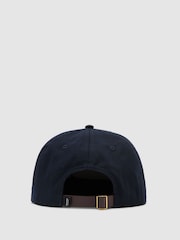 Azul marino - Reiss Maddox Monogram Cotton Trucker Cap - Imagen 3 de 4