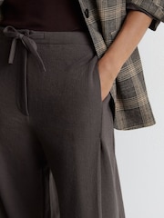 Reiss Grape Burgundy Leoni Petite Cotton-Blend Barrel-Leg Drawstring Trousers - Image 4 of 8