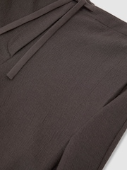 Reiss Grape Burgundy Leoni Petite Cotton-Blend Barrel-Leg Drawstring Trousers - Image 7 of 8
