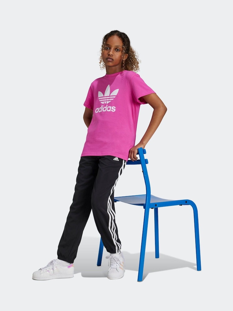 تيشرت من القطن 100% مزين بشعار الوريقات الثلاث للأطفال من adidas Originals - صورة 1 من 1 تيشرت من القطن 100% مزين بشعار الوريقات الثلاث للأطفال من adidas Originals - صورة 1 من 1
