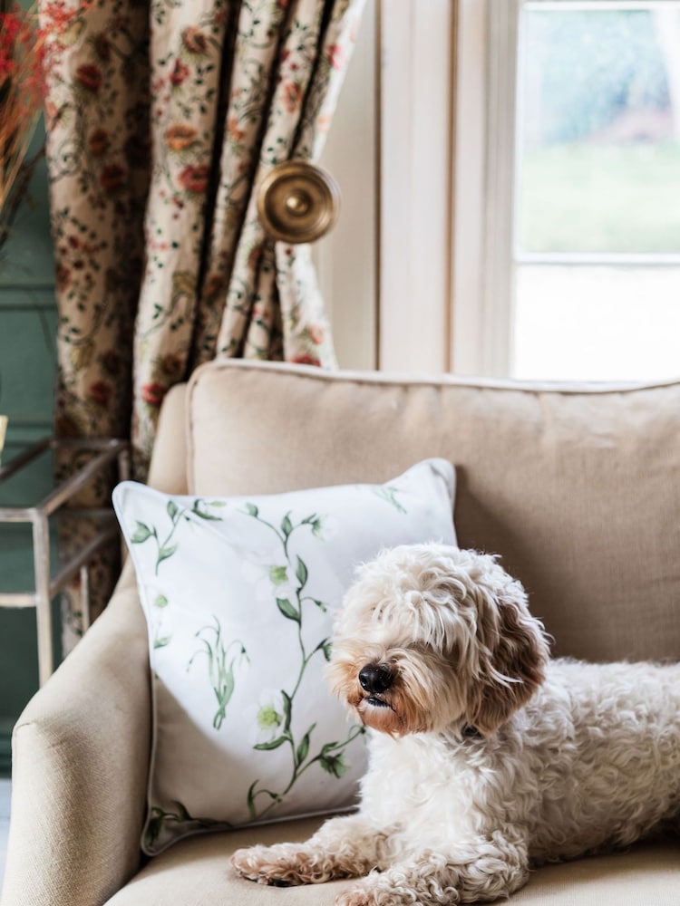 Avalon Home Snowdrop and Hellebore Cushion Cover - Slika 1 od 5