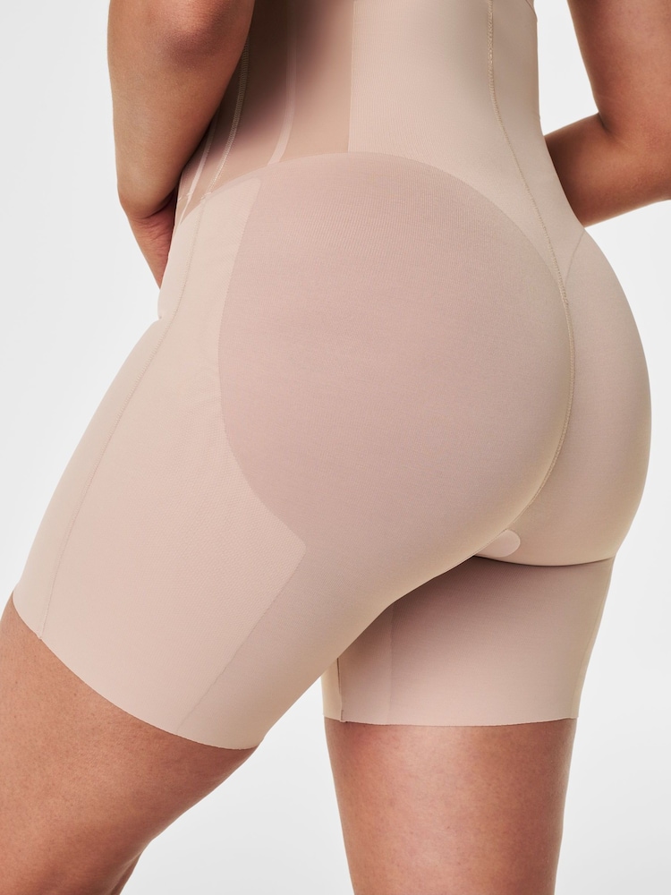 Licht beige - SPANXsupersculpt™ Total Contour High-Waisted Mid-Thigh Shorts - Image 3 of 5