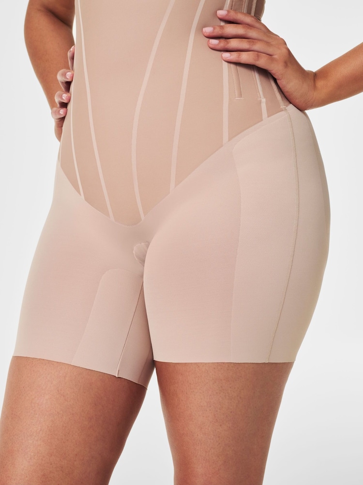 Licht beige - SPANXsupersculpt™ Total Contour High-Waisted Mid-Thigh Shorts - Image 4 of 5