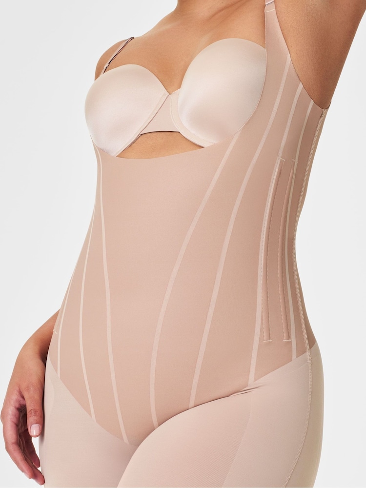 Licht beige - SPANXsupersculpt™ Total Contour Open-Bust Mid-Thigh Bodysuit - Image 3 of 4