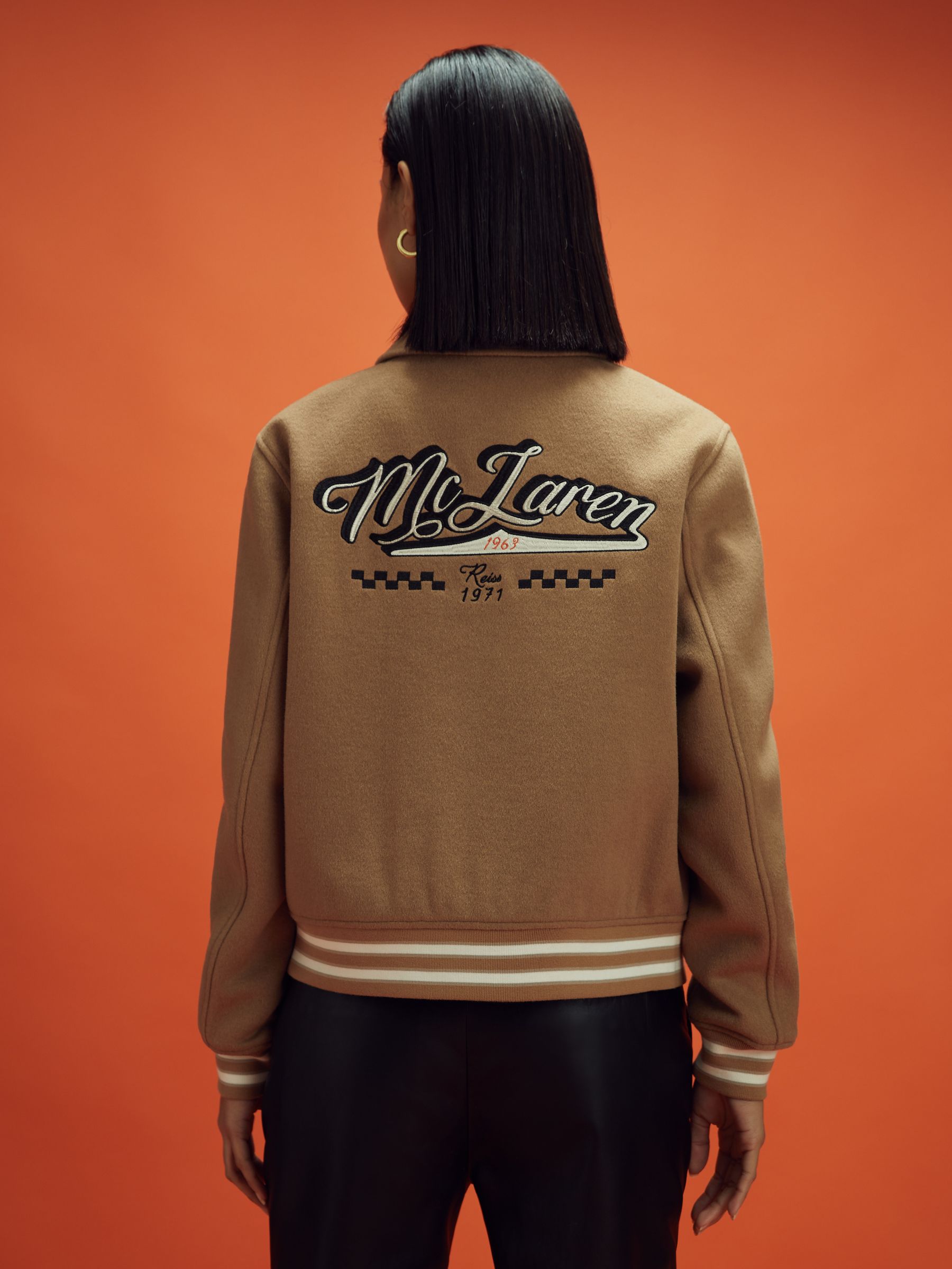 【海外限定】REISSジャケット☆Reiss x McLaren Branded Stretch Reiss McLaren F1 Leather Varsity Jacket in Camel/Ecru | REISS
