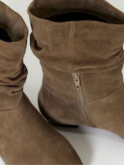 Cielisty - Simply Be Ruched Suede Ankle Boots - Obraz 4 z 4