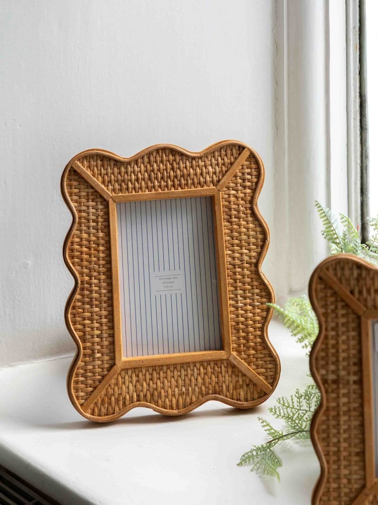 Gallery Home Natural Scalloped Rattan Photo Frame - Image 1 of 4 Gallery Home Natural Scalloped Rattan Photo Frame - Image 1 of 4