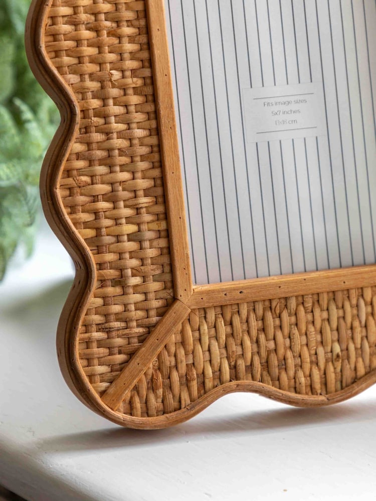 Gallery Home Natural Scalloped Rattan Photo Frame - Image 2 of 4 Gallery Home Natural Scalloped Rattan Photo Frame - Image 2 of 4