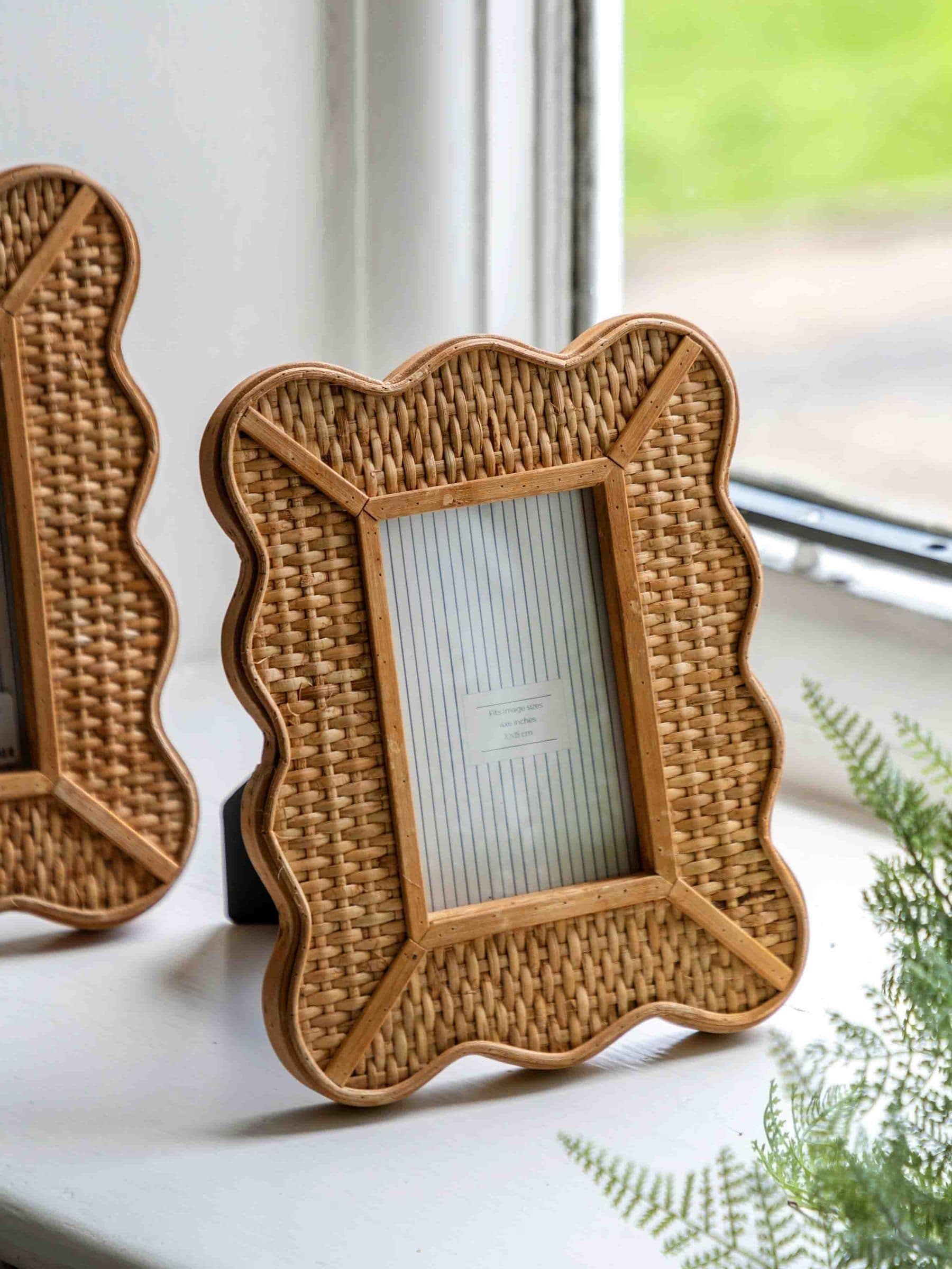 Gallery Home Unisex Natural Scalloped Rattan Photo Frame - Image 1