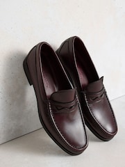 بني داكن - حذاء كلاسيكي سهل اللبس بقطعة جلد عريضة Southgate من Russell & Bromley - Image 10 of 12