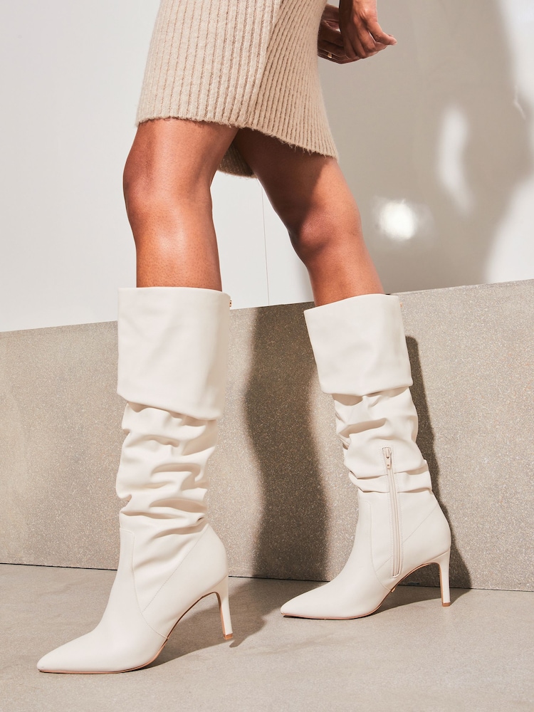 Lederimitat, Creme - Lipsy Kniehohe Stiefel mit Raffung und mittelhohem Absatz - Bild 1 von 5
